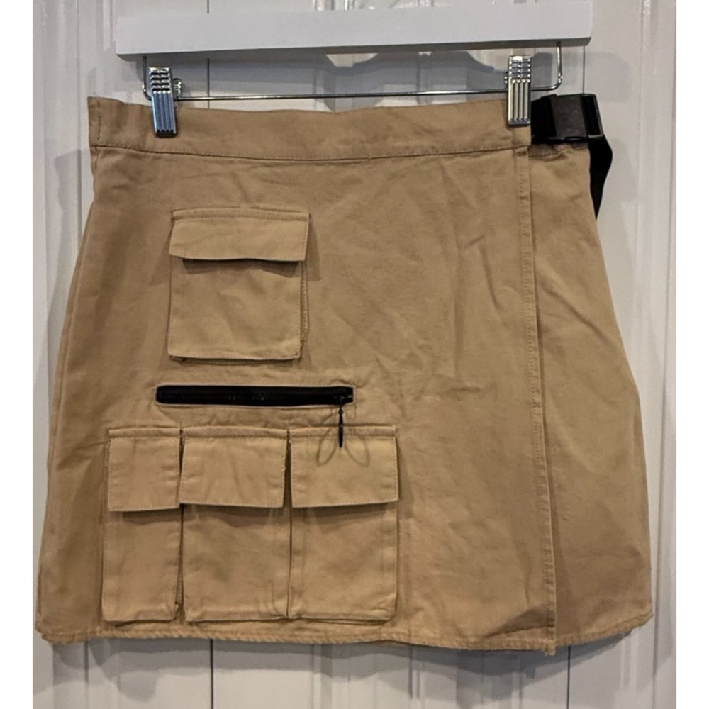 Forever 21 Women's Beige Cargo Mini Skirt with Pocket Flaps Size Large NWT